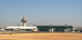 ‎Старая контрольная башня аэропорта и новый терминал